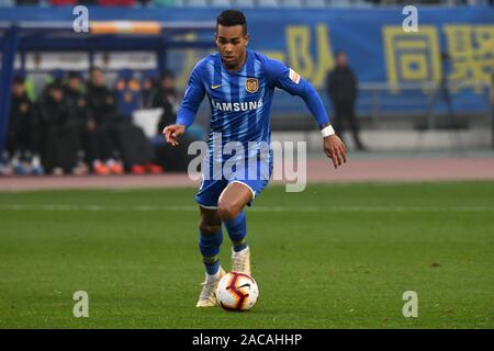 Joueur de football brésilien Alex Teixeira de Jiangsu Suning C.F. conserve la balle au cours du 30e match de football chinois Super League (CSL) contre Tianjin Tianhai à Nanjing city, Jiangsu province de la Chine de l'Est, 1 décembre 2019. Shanghai Suning défait Tianjin Tianhai avec 2-0. Banque D'Images