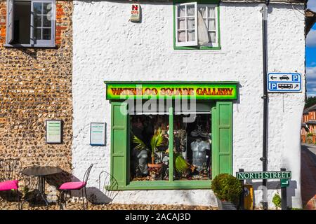 L'Angleterre, l'East Sussex, South Downs, Alfriston Village, la place Waterloo et de la signalisation routière de la fenêtre Galerie Banque D'Images