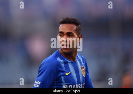 Joueur de football brésilien Alex Teixeira de Jiangsu Suning C.F. réagit au cours du 30e match de football chinois Super League (CSL) contre Tianjin Tianhai à Nanjing city, Jiangsu province de la Chine de l'Est, 1 décembre 2019. Shanghai Suning défait Tianjin Tianhai avec 2-0. Banque D'Images