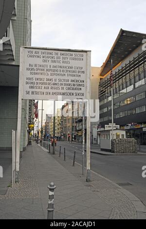 L'ancien passage de la frontière des diplomates européens à Berlin, Friedrichstrasse, Check Point Charlie Banque D'Images