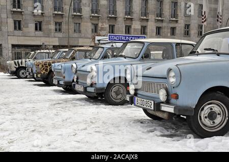 Ancienne RDA marque voitures Trabant pour tours de ville à Berlin Banque D'Images