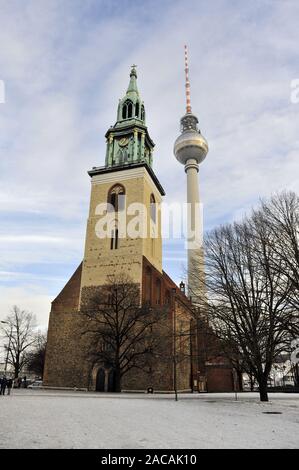 Eglise St Mary à partir de 1250 et la tour de télévision sur l'Alexanderplatz à Berlin Banque D'Images