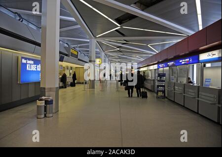 Hall avec portes à l'aéroport Tegel de Berlin, Allemagne Banque D'Images