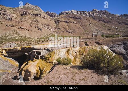 Del Inca mit dem Fluss Rio de las Cuevas, Anden, australien, miracle naturel Punte del Inca con rivière Rio de las Cuevas, Andes Banque D'Images