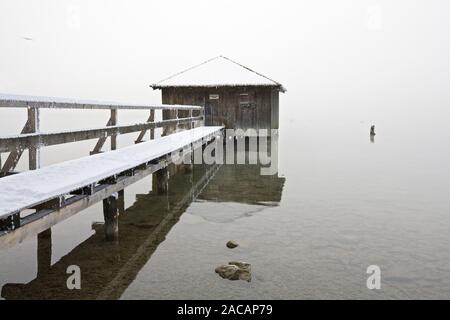 Boatshouse au Kochelsee avec brouillard, haute-bavière Banque D'Images