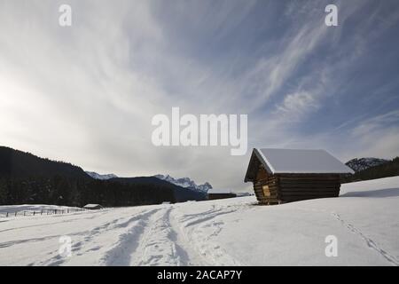 Boatshouse au Kochelsee avec brouillard, haute-bavière Banque D'Images