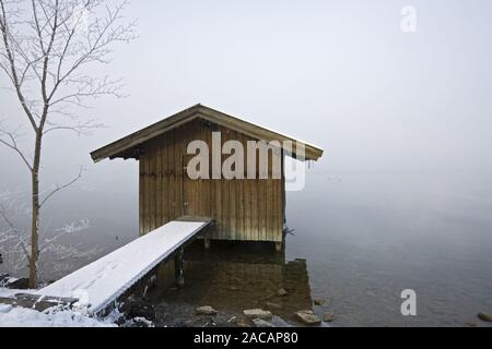 Boatshouse au Kochelsee avec brouillard, haute-bavière Banque D'Images