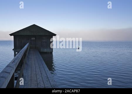 Boatshouse au Kochelsee avec brouillard, haute-bavière Banque D'Images