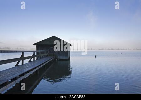 Boatshouse au Kochelsee avec brouillard, haute-bavière Banque D'Images