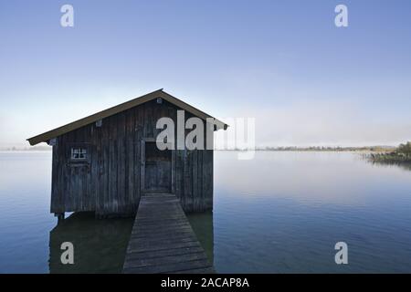 Boatshouse au Kochelsee avec brouillard, haute-bavière Banque D'Images