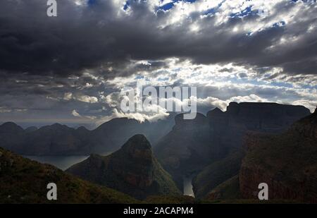 Wolkenstimmung nach einer Gewitternacht an den Trois Rondavels im Blyde River Canyon, Panoramaroute, Suedafrika, Afrika, cloud m Banque D'Images