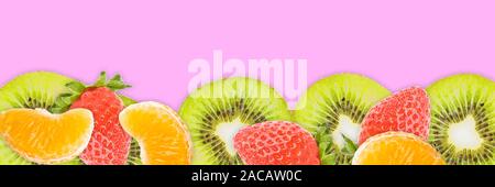 Tranches de kiwis, mandarines, fraises sur fond rose vue panoramique. Fruits bandeau web. Banque D'Images