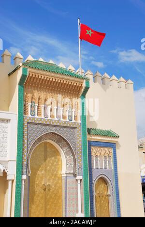 Porte du palais royal Dar el-Makhzen au Maroc Banque D'Images