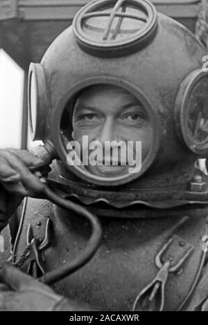 Mann dans historischem Taucheranzug, Emden, Niedersachsen, Allemagne, 1950. L'homme en combinaison de plongée historique, l'Emden, Basse-Saxe, Allemagne, années 1950. Banque D'Images