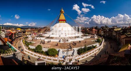 Vue panoramique sur le Boudha Stupa dans la banlieue Boudhanath, l'une des principales attractions touristiques de la ville Banque D'Images