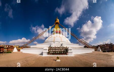 Vue panoramique sur le Boudha Stupa dans la banlieue Boudhanath, l'une des principales attractions touristiques de la ville Banque D'Images