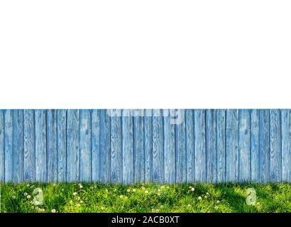 Clôture de jardin en bois à l'arrière-cour avec green grass isolated on white Banque D'Images