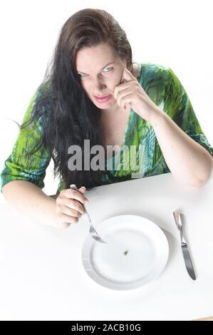 Femme en face de la plaque vide a l'alimentation de la frustration Banque D'Images