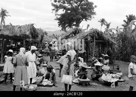 Markttag im Bergdorf, 1967. Jour de marché dans un village de montagne, 1967. Banque D'Images