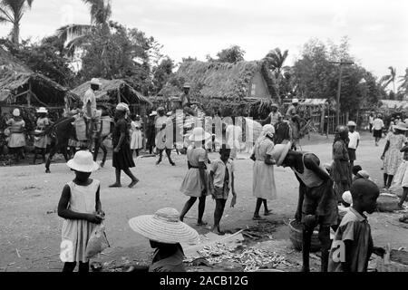 Markttag im Bergdorf, 1967. Jour de marché dans un village de montagne, 1967. Banque D'Images