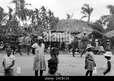 Markttag im Bergdorf, 1967. Jour de marché dans un village de montagne, 1967. Banque D'Images