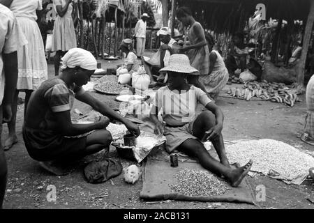 Markttag im Bergdorf, 1967. Jour de marché dans un village de montagne, 1967. Banque D'Images