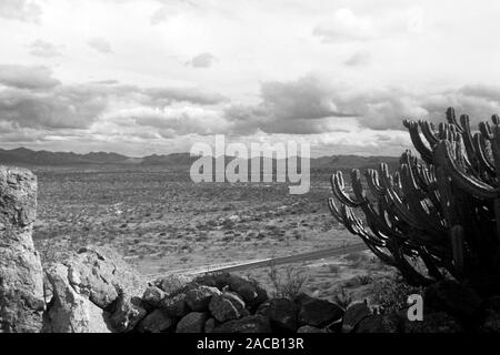 Vor ancien Wüste Sierra Madre, 1963. Désert avec Sierra Madre à l'arrière, 1963. Banque D'Images