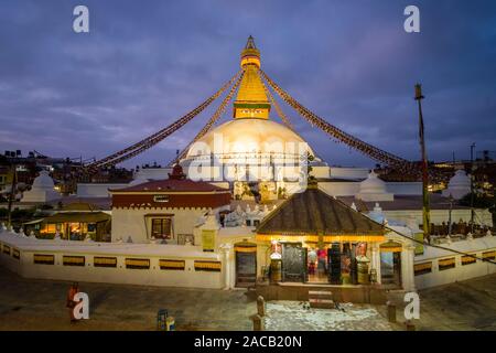 Vue panoramique sur le Boudha Stupa dans la banlieue Boudhanath, illuminé la nuit Banque D'Images