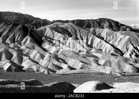 Reise durch Frankreich im Zabriskie Point, Death Valley National Park, 1962. Voyager, Californie throuh à Zabriskie Point Death Valley National Park, 1962. Banque D'Images