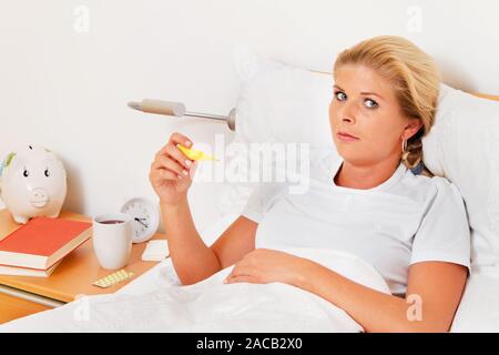 Femme au lit est malade Banque D'Images