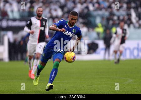 Torino, Italie. 1er décembre 2019. Italien de série A. la Juventus FC vs Us Sassuolo Calcio . Jeremy Toljan Sassuolo Calcio d'entre nous. Banque D'Images