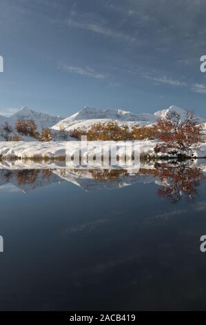 Hoegronden Midtronden les sommets, et Digerronden se reflètent dans un lac dans la vallée, Doeralen, Norvège Rondane Banque D'Images