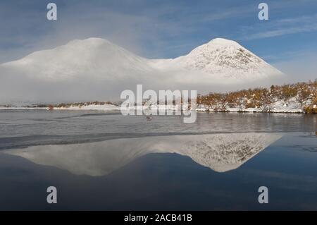 Des pics de montagne reflète dans un lac dans la vallée de Rondane, Doeralen, Norvège Banque D'Images