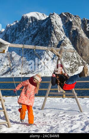 Fun heureux la vie. Soeur des filles sur une balançoire oscillante à l'Iles Lofoten. La Norvège Banque D'Images