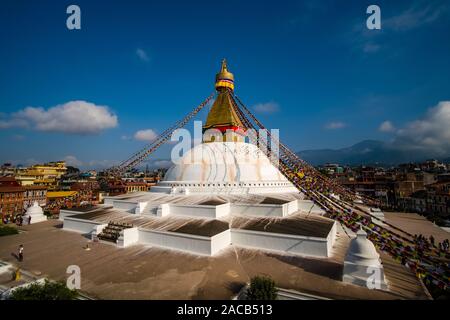 Vue panoramique sur le Boudha Stupa dans la banlieue Boudhanath, l'une des principales attractions touristiques de la ville Banque D'Images