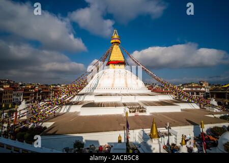 Vue panoramique sur le Boudha Stupa dans la banlieue Boudhanath, l'une des principales attractions touristiques de la ville Banque D'Images