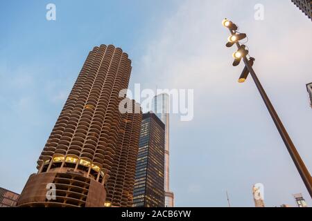 Le Marina City, 330 North Wabash (aka bâtiment IBM, IBM, AMA Plaza Plaza) et Trump Tower, Chicago, USA Banque D'Images