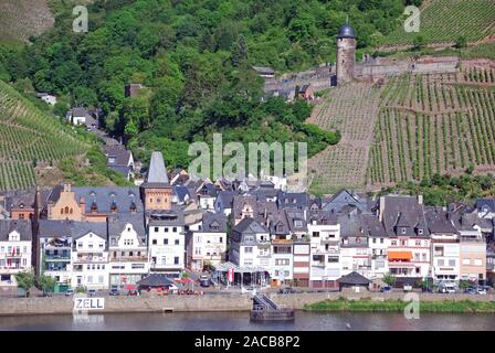 Le romantique village viticole de Zell an der Mosel, Rhénanie-Palatinat, Allemagne, Europe Banque D'Images