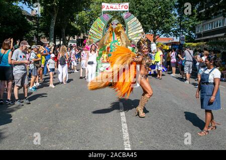 L'école de samba Paraiso situés au carnaval de Notting Hill, Londres, Royaume-Uni, le lundi 26 août 2019. Banque D'Images