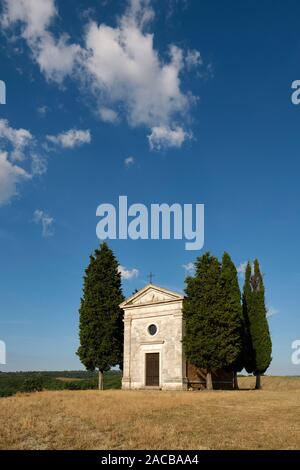 La chapelle de la Madonna di Vitaleta un petit et beau lieu de culte dans le Val d'Orcia paysage entre San Quirico et Pienza Toscane Italie Banque D'Images