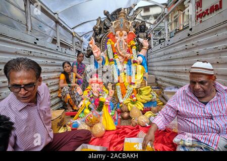 Au cours de Ganpati (Ganesh) Festival de Mumbai, en Inde, les participants ont défilé Ganesh chiffres sur les camions à travers la ville, pour les plonger dans la mer d'Oman Banque D'Images