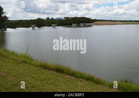 Vue paisible de Kamuzu Dam II dans un des pays les plus pauvres du monde - Malawi en Afrique Banque D'Images