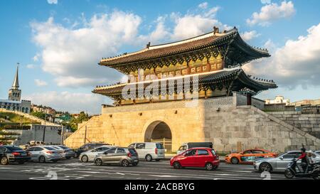 Séoul Corée , 23 septembre 2019 : ou Dongdaemun porte est du mur de la forteresse de Séoul et carré avec des voitures dans la rue au centre de Séoul au Sud Kore Banque D'Images