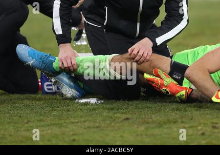 Firo : 29.11.2019, football, 2019/2020 1.Bundesliga FC Schalke 04 - Union Berlin 2 : 1 gardien de but, Rafal Gikiewicz, blessé, blessure, genou au sol, le traitement, le diagnostic, l'utilisation dans le monde entier, médecin | Banque D'Images