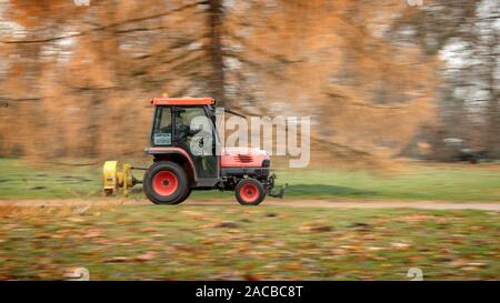 Hanovre, Allemagne. 09Th Nov, 2019. Avec un ventilateur de feuille sur un tracteur, le Georgengarten chemins sont débarrassées des feuilles. Credit : Sina Schuldt/dpa/Alamy Live News Banque D'Images