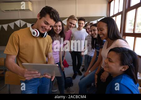 Les adolescents en classe de l'école Banque D'Images