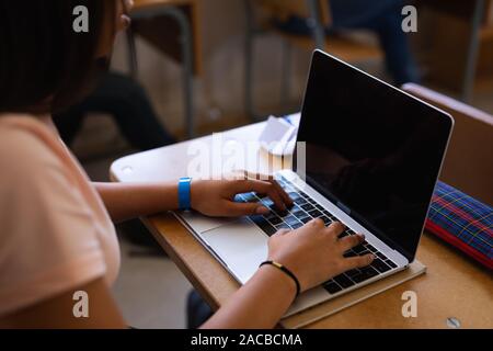 Adolescent en classe de l'école Banque D'Images