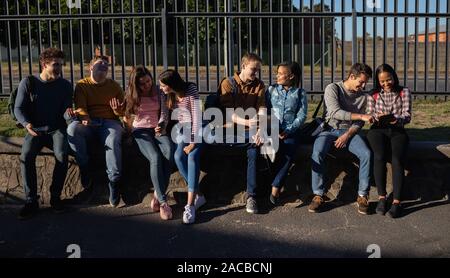 Les adolescents qui traînaient dans leur cour d'école Banque D'Images