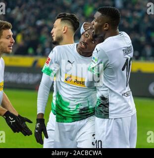 Sports, football, Bundesliga 2019/2020 Borussia Moenchengladbach, vs. SC Fribourg 4-2, stade Borussia Park, grosse Caye Breel (MG) 2.f.r. a raté une pénalité, Marcus Thuram (MG) droit et Patrick Herrmann (MG) a quitté le réconforter, DFL RÈGLEMENT INTERDIT TOUTE UTILISATION DES PHOTOGRAPHIES COMME DES SÉQUENCES D'IMAGES ET/OU QUASI-vidéo Banque D'Images