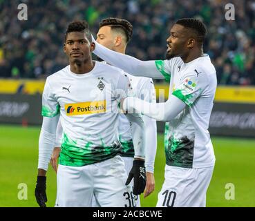 Sports, football, Bundesliga 2019/2020 Borussia Moenchengladbach, vs. SC Fribourg 4-2, stade Borussia Park, grosse Caye Breel (MG) gauche a raté une pénalité, Marcus Thuram (MG) confort droit lui, DFL RÈGLEMENT INTERDIT TOUTE UTILISATION DES PHOTOGRAPHIES COMME DES SÉQUENCES D'IMAGES ET/OU QUASI-vidéo Banque D'Images